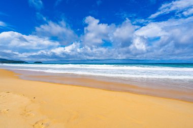 Boş tropikal plaj ve deniz manzarası güneşli bir günde güzel kumlu sahil ve deniz, güzel bir günde mavi gökyüzü, deniz manzarası doğa arka planı.