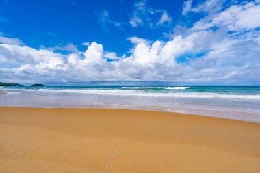 Boş tropikal plaj ve deniz manzarası güneşli bir günde güzel kumlu sahil ve deniz, güzel bir günde mavi gökyüzü, deniz manzarası doğa arka planı.