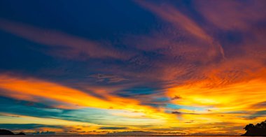 Doğa manzarası güzel Gün batımı ya da deniz üzerinde gün doğumu dramatik gökyüzü manzarası günbatımında inanılmaz bulutlar