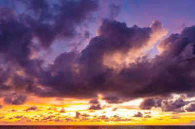 Doğa manzarası güzel Gün batımı ya da deniz üzerinde gün doğumu dramatik gökyüzü manzarası günbatımında inanılmaz bulutlar