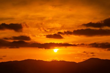 Doğa manzarası güzel Gün batımı ya da deniz üzerinde gün doğumu dramatik gökyüzü manzarası günbatımında inanılmaz bulutlar