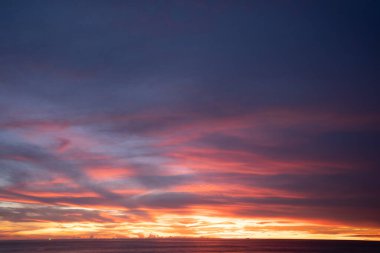 Doğa manzarası güzel Gün batımı ya da deniz üzerinde gün doğumu dramatik gökyüzü manzarası günbatımında inanılmaz bulutlar