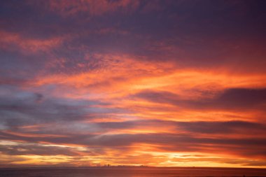 Doğa manzarası güzel Gün batımı ya da deniz üzerinde gün doğumu dramatik gökyüzü manzarası günbatımında inanılmaz bulutlar