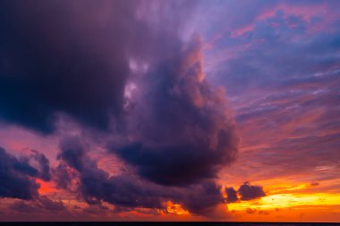Doğa manzarası güzel Gün batımı ya da deniz üzerinde gün doğumu dramatik gökyüzü manzarası günbatımında inanılmaz bulutlar