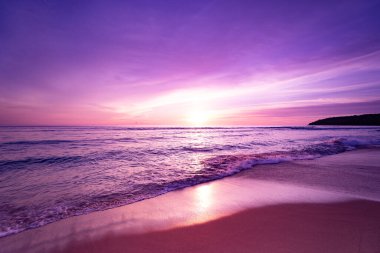 Doğa manzarası güzel Gün batımı ya da deniz üzerinde gün doğumu dramatik gökyüzü manzarası günbatımında inanılmaz bulutlar