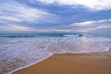 Boş tropikal plaj ve deniz manzarası güneşli bir günde güzel kumlu sahil ve deniz, güzel bir günde mavi gökyüzü, deniz manzarası doğa arka planı.