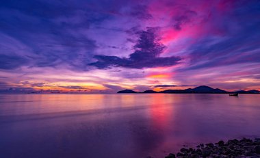 Doğa manzarası güzel Gün batımı ya da deniz üzerinde gün doğumu dramatik gökyüzü manzarası günbatımında inanılmaz bulutlar