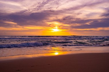 Doğa manzarası güzel Gün batımı ya da deniz üzerinde gün doğumu dramatik gökyüzü manzarası günbatımında inanılmaz bulutlar