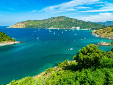 Drone Manzarası Phuket Tayland 'da yüksek mevsimde güzel deniz