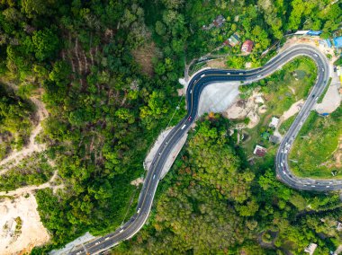 Yaz mevsiminde ormandaki dağ yolunun havadan görünüşü kavis yolunun insansız hava aracı manzarası kıvrımlı yol manzarası güzel ağaçlar Asya Phuket Tayland 'da seyahat
