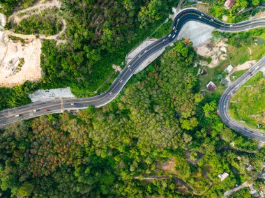 Yaz mevsiminde ormandaki dağ yolunun havadan görünüşü kavis yolunun insansız hava aracı manzarası kıvrımlı yol manzarası güzel ağaçlar Asya Phuket Tayland 'da seyahat