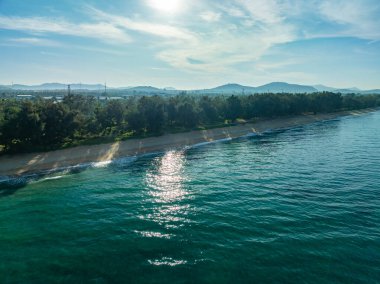 Drone Manzarası Phuket Tayland 'da yüksek mevsimde güzel deniz