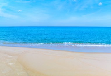Güneşli bir günde güzel kumlu sahil ve dalgalar, plaj alanı doğa arka planı.