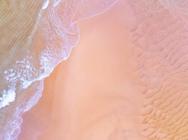 Güneşli bir günde güzel kumlu sahil ve dalgalar, plaj alanı doğa arka planı.