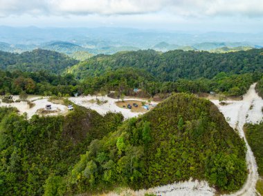 Phang-nga, Tayland 'daki Phutajor Dağı' nda görülmemiş dağ sıraları insanlar bir dağın tepesinden inanılmaz vadi manzarasına kamp macerasına giderler.