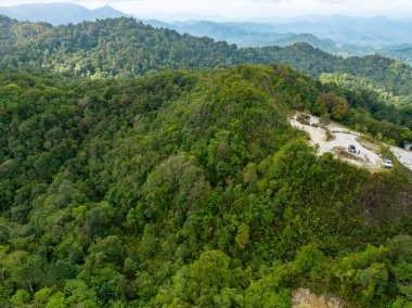 Phang-nga, Tayland 'daki Phutajor Dağı' nda görülmemiş dağ sıraları insanlar bir dağın tepesinden inanılmaz vadi manzarasına kamp macerasına giderler.