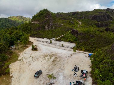 Phang-nga, Tayland 'daki Phutajor Dağı' nda görülmemiş dağ sıraları insanlar bir dağın tepesinden inanılmaz vadi manzarasına kamp macerasına giderler.