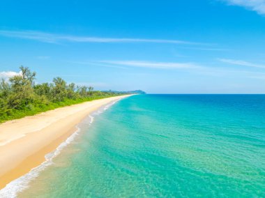 Boş tropikal plaj ve deniz manzarası güneşli bir günde güzel kumlu sahil ve deniz, güzel bir günde mavi gökyüzü, deniz manzarası doğa arka planı.