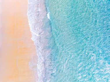 Güneşli bir günde güzel kumlu sahil ve dalgalar, plaj alanı doğa arka planı.