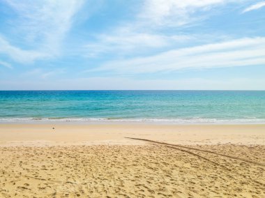 Boş tropikal plaj ve deniz manzarası güneşli bir günde güzel kumlu sahil ve deniz, güzel bir günde mavi gökyüzü, deniz manzarası doğa arka planı.