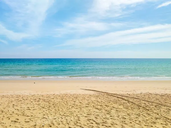 Boş tropikal plaj ve deniz manzarası güneşli bir günde güzel kumlu sahil ve deniz, güzel bir günde mavi gökyüzü, deniz manzarası doğa arka planı.