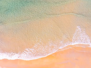 Güneşli yaz gününün arka planında güzel deniz plajı ve dalgaların dokusu