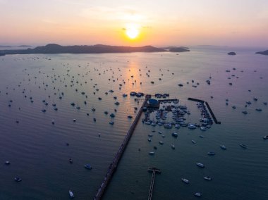 Doğa manzarası güzel Gün batımı ya da deniz üzerinde gün doğumu dramatik gökyüzü manzarası günbatımında inanılmaz bulutlar