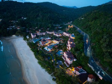 Tayland 'ın Phuket adasındaki güzel deniz manzarası, Puket Thailand sahilindeki evlerin üst manzarası.