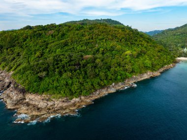 Phuket Adası 'ndaki güzel sahil Tayland, güneşli yaz günü okyanus arka planı