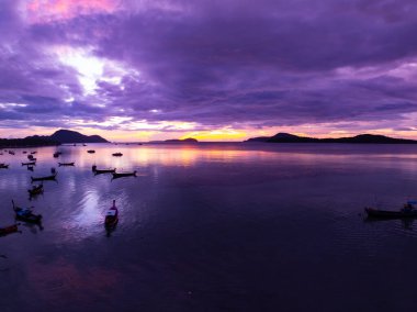 Gökyüzündeki görkemli bulutların hava manzarası günbatımı ya da deniz üzerindeki gün doğumunun tropikal denizdeki yansıması. Güzel manzara. Doğanın muhteşem ışığı.