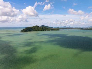 Tayland 'ın Phuket Adası' ndaki tropik deniz manzarası tropikal ormanlarla kaplı. Körfezdeki hava manzarası, Andaman denizindeki küçük adaların takımadaları.