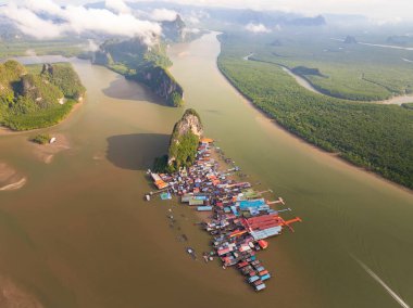 Phang Nga Tayland 'daki Panyee adasının havadan görünüşü, geniş açılı manzara yüzen köy, Koh Panyee balıkçı köyü, Tayland, Phang Nga' da