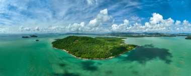 Tayland 'ın Phuket Adası' ndaki tropikal deniz manzarası, tropikal ormanlarla kaplı. Körfezdeki hava manzarası, Andaman denizindeki küçük adaların takımadaları.