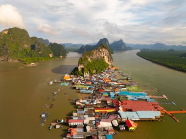 Phang Nga Tayland 'daki Panyee adasının havadan görünüşü, geniş açılı manzara yüzen köy, Koh Panyee balıkçı köyü, Tayland, Phang Nga' da