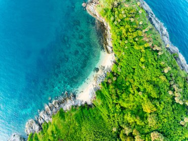 Phuket Adası 'ndaki güzel sahil Tayland, güneşli yaz günü okyanus arka planı