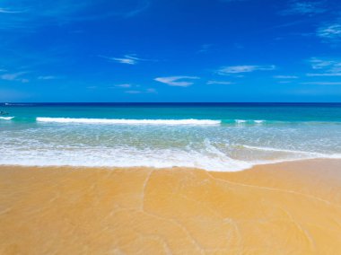 Güneşli yaz gününün arka planında güzel deniz plajı ve dalgaların dokusu