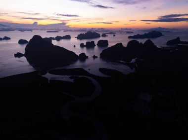 Hava manzaralı günbatımı gökyüzü, güzel gün batımı ya da deniz üzerinde gün doğumu, renkli gökyüzü görkemli günbatımı, dağların üzerindeki inanılmaz bulutlar, muhteşem ışık bulutları doğa arka planı.