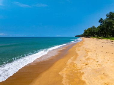 Güneşli yaz gününün arka planında güzel deniz plajı ve dalgaların dokusu