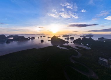 Hava manzaralı günbatımı gökyüzü, güzel gün batımı ya da deniz üzerinde gün doğumu, renkli gökyüzü görkemli günbatımı, dağların üzerindeki inanılmaz bulutlar, muhteşem ışık bulutları doğa arka planı.