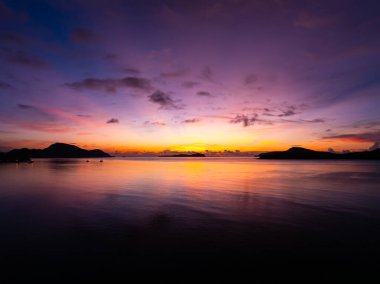 Gökyüzündeki görkemli bulutların hava manzarası günbatımı ya da deniz üzerindeki gün doğumunun tropikal denizdeki yansıması. Güzel manzara. Doğanın muhteşem ışığı.