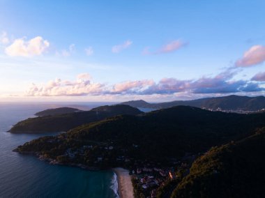 Hava manzaralı günbatımı gökyüzü, güzel gün batımı ya da deniz üzerinde gün doğumu, renkli gökyüzü görkemli günbatımı, dağların üzerindeki inanılmaz bulutlar, muhteşem ışık bulutları doğa arka planı.