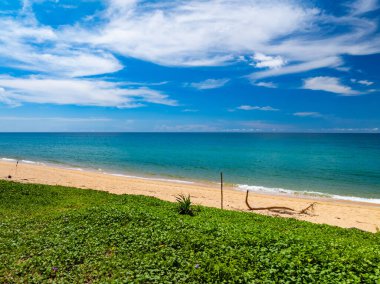 Güneşli yaz gününün arka planında güzel deniz plajı ve dalgaların dokusu