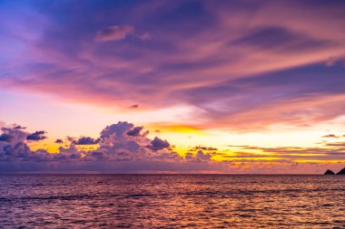 Manzara görüntüsü rengarenk gün batımı ya da gün doğumu gökyüzü, Güzel Gün batımı ya da deniz üzerinde gün batımı, renkli bulutlar muhteşem gün batımı gökyüzü, inanılmaz bulutlar ve okyanus dalgaları, harika bulut arkaplan
