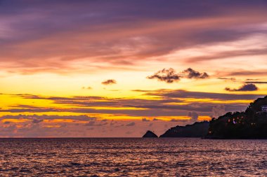 Manzara görüntüsü rengarenk gün batımı ya da gün doğumu gökyüzü, Güzel Gün batımı ya da deniz üzerinde gün batımı, renkli bulutlar muhteşem gün batımı gökyüzü, inanılmaz bulutlar ve okyanus dalgaları, harika bulut arkaplan