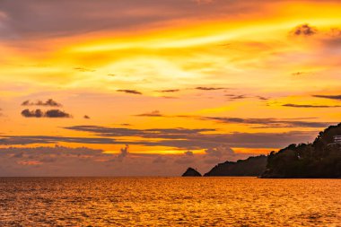 Manzara görüntüsü rengarenk gün batımı ya da gün doğumu gökyüzü, Güzel Gün batımı ya da deniz üzerinde gün batımı, renkli bulutlar muhteşem gün batımı gökyüzü, inanılmaz bulutlar ve okyanus dalgaları, harika bulut arkaplan