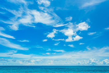 Mavi gökyüzü beyaz bulutlar deniz doğası arka planında