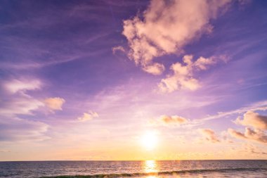 Manzara görüntüsü rengarenk gün batımı ya da gün doğumu gökyüzü, Güzel Gün batımı ya da deniz üzerinde gün batımı, renkli bulutlar muhteşem gün batımı gökyüzü, inanılmaz bulutlar ve okyanus dalgaları, harika bulut arkaplan
