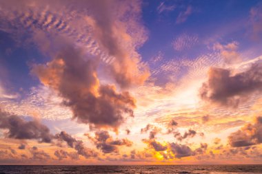 Manzara görüntüsü rengarenk gün batımı ya da gün doğumu gökyüzü, Güzel Gün batımı ya da deniz üzerinde gün batımı, renkli bulutlar muhteşem gün batımı gökyüzü, inanılmaz bulutlar ve okyanus dalgaları, harika bulut arkaplan