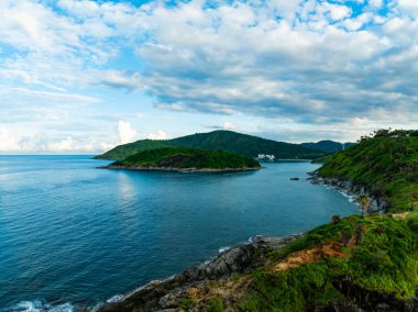 Phuket Tayland 'da deniz manzarası yaz mevsiminde deniz manzarası, doğa ortamı ve seyahat arka planı.