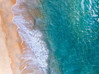 Güzel deniz yazı manzarası, deniz suyu yüzeyi yüksek kaliteli video görüntüsü kuş bakışı dron dalgaları kumsala çarpıyor, doğa okyanusu sahili arka planı